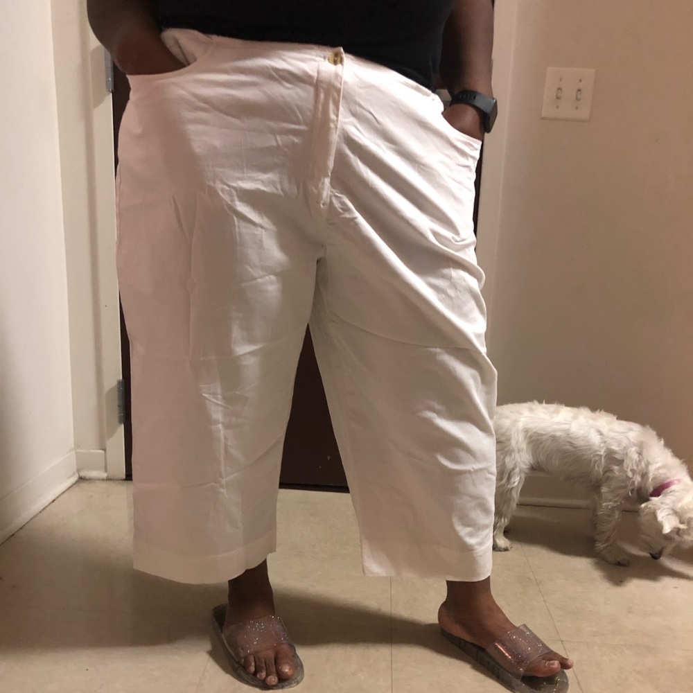 White Capri pants size 26 brand Avenue